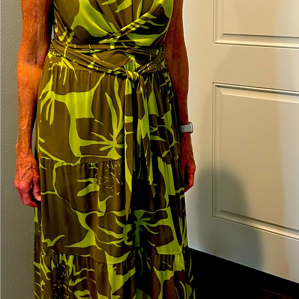 Cabi summer dress, fully lined. Beautiful, cool and flowy!